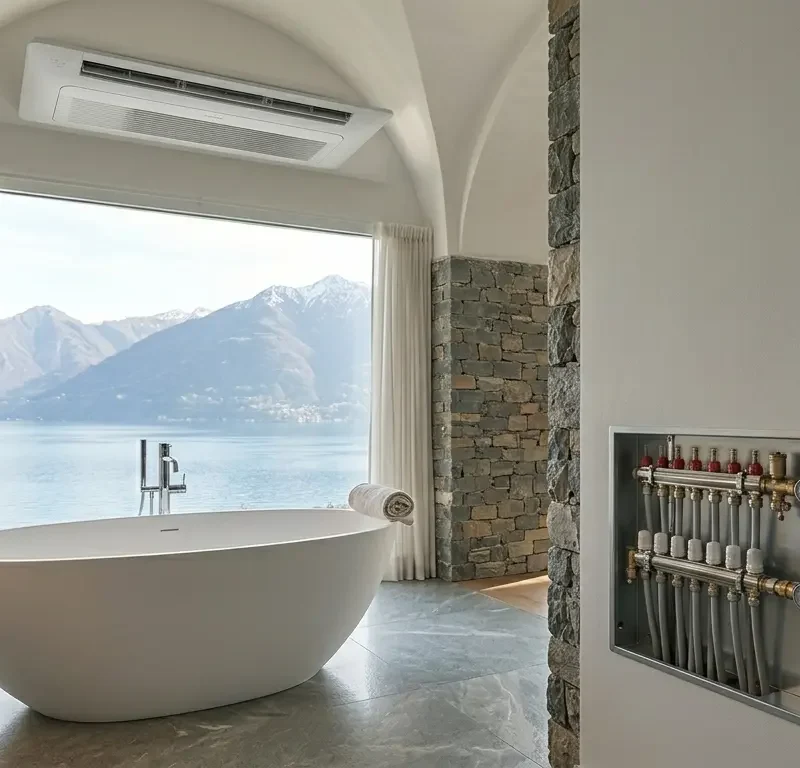 sala da bagno com impianti a vista